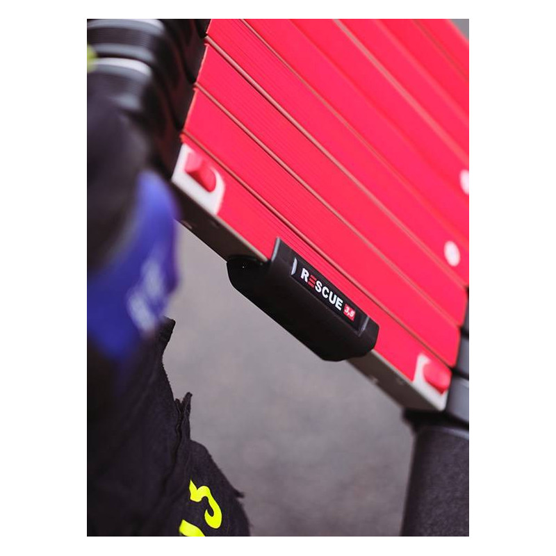 Detalle del perfil triangular y sistema de bloqueo de la escalera Rescue 3,5m
