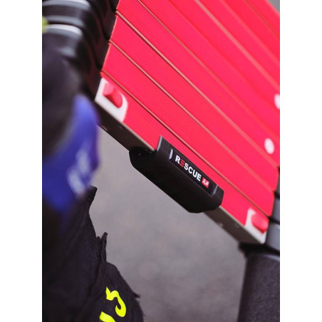 Detalle del perfil triangular y sistema de bloqueo de la escalera Rescue 3,5m
