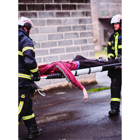 Bomberos usando la escalera de rescate Telesteps Rescue 3,5m en intervención real