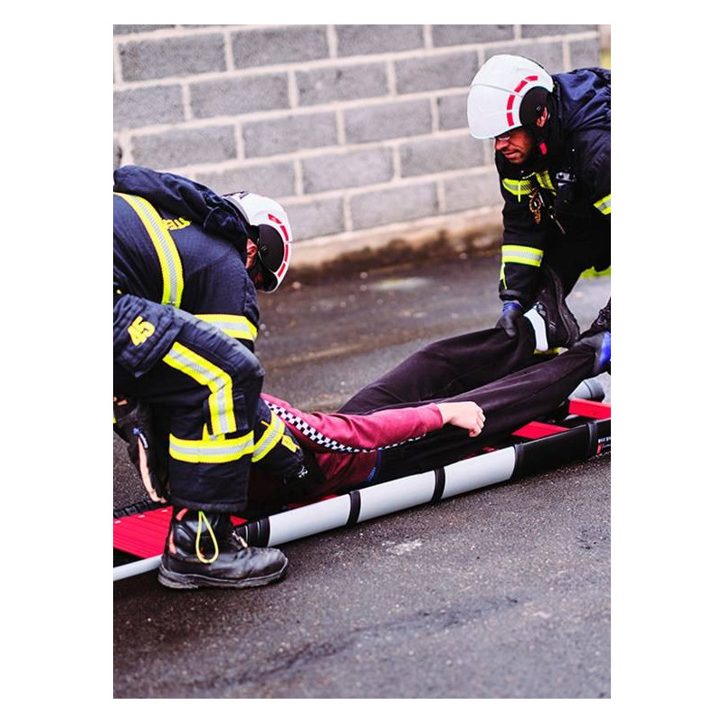 Bomberos usando la escalera de rescate Telesteps Rescue 3,5m en intervención real