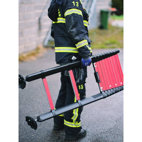 Bomberos usando la escalera de rescate Telesteps Rescue 3,5m en intervención real