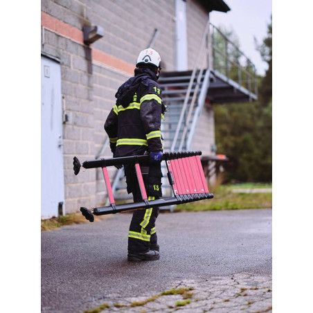 Bomberos usando la escalera de rescate Telesteps Rescue 4,10m a 5 metros de altura