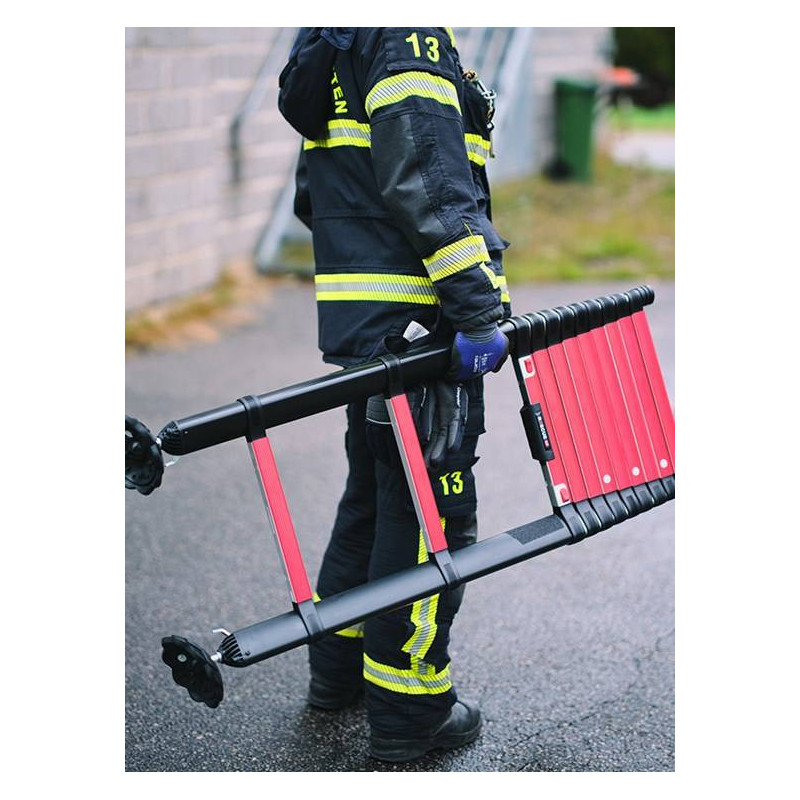 Bomberos usando la escalera de rescate Telesteps Rescue 4,10m a 5 metros de altura