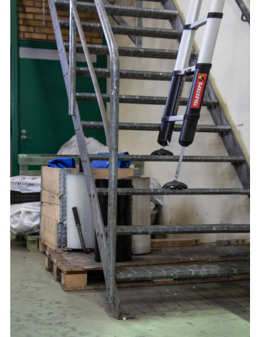 Escalera prime line con pies regulables en desnivel