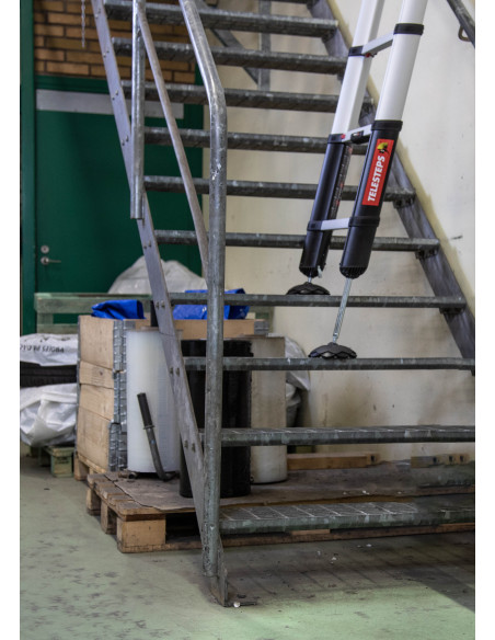 Escalera prime line con pies regulables en desnivel