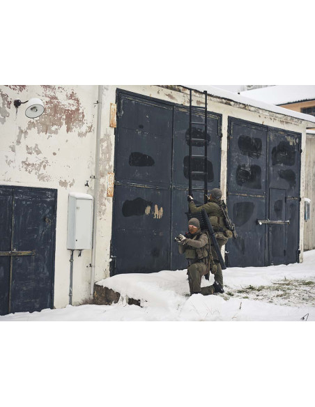 Unidad táctica usando la escalera telescópica Telesteps Tactical 3,5m