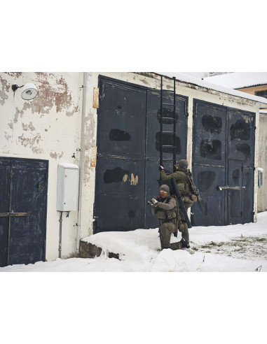 Unidad táctica usando la escalera telescópica Telesteps Tactical 4,10m a 5 metros